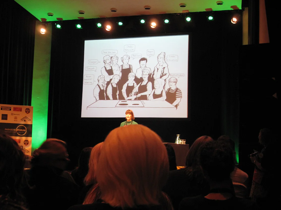 Edith Salminem a apresentar a sua história de vida ilustrada