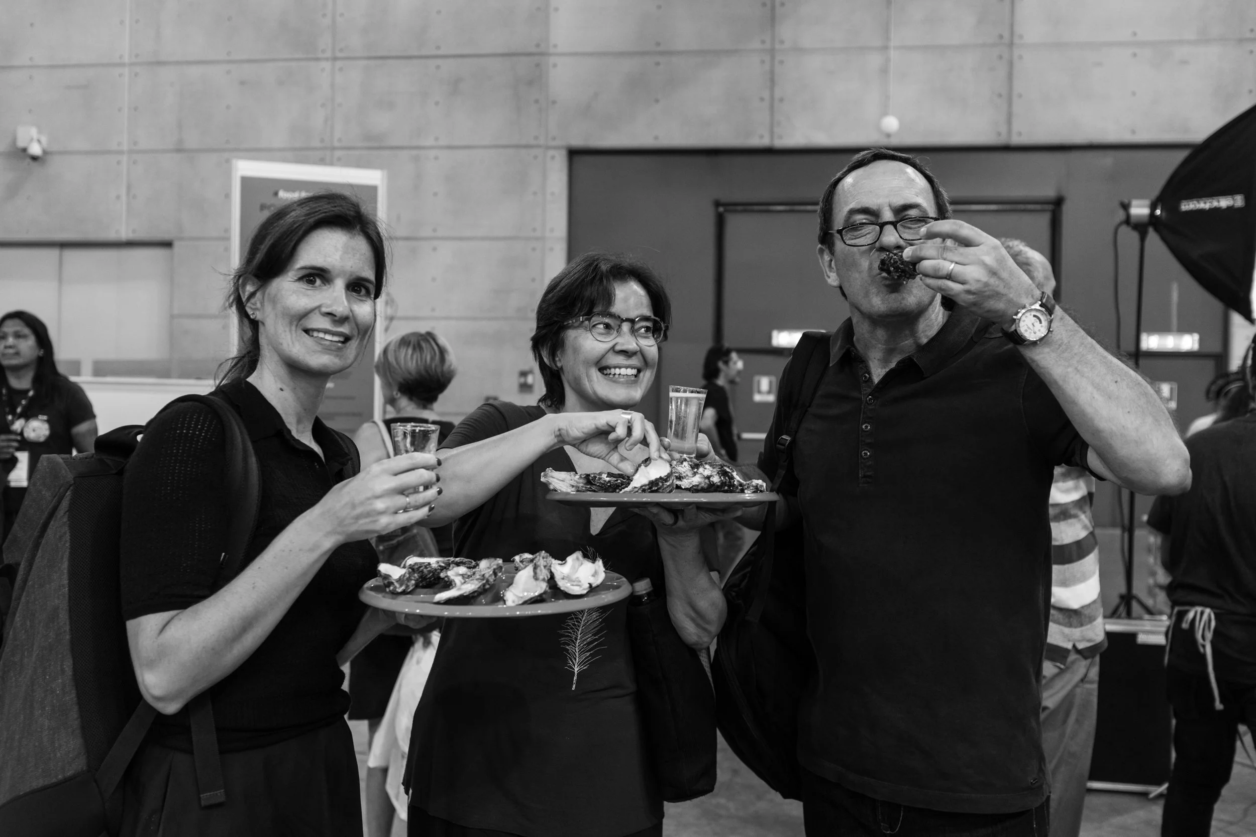 Patrícia Conde, Alexandra Prado Coelho e Artur Gregório a degustar ostras holandesas