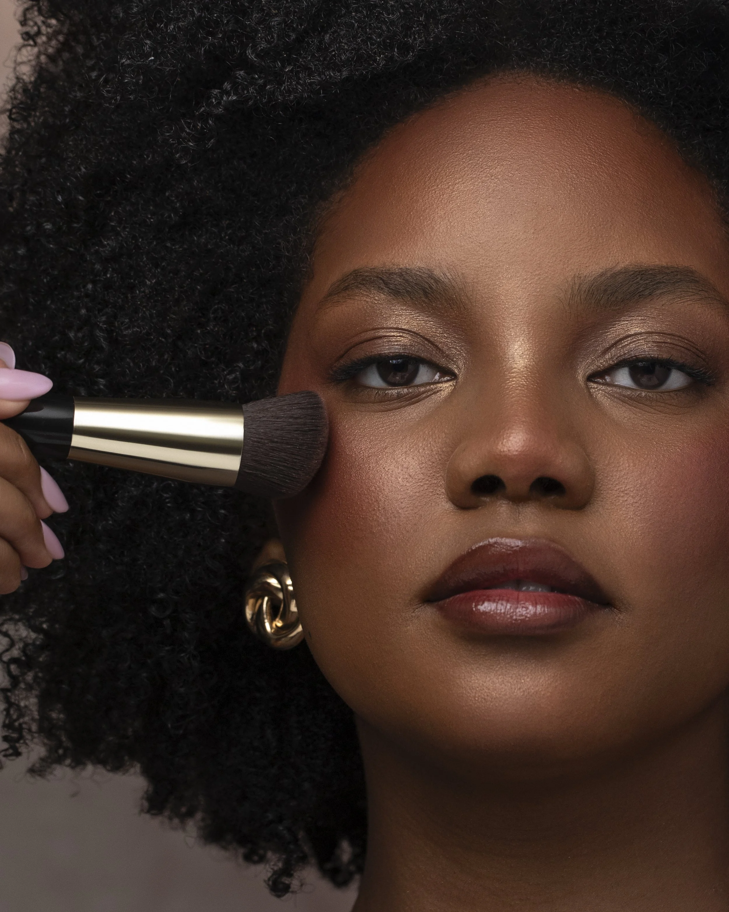 bakedblush_model3_applying copy.jpg