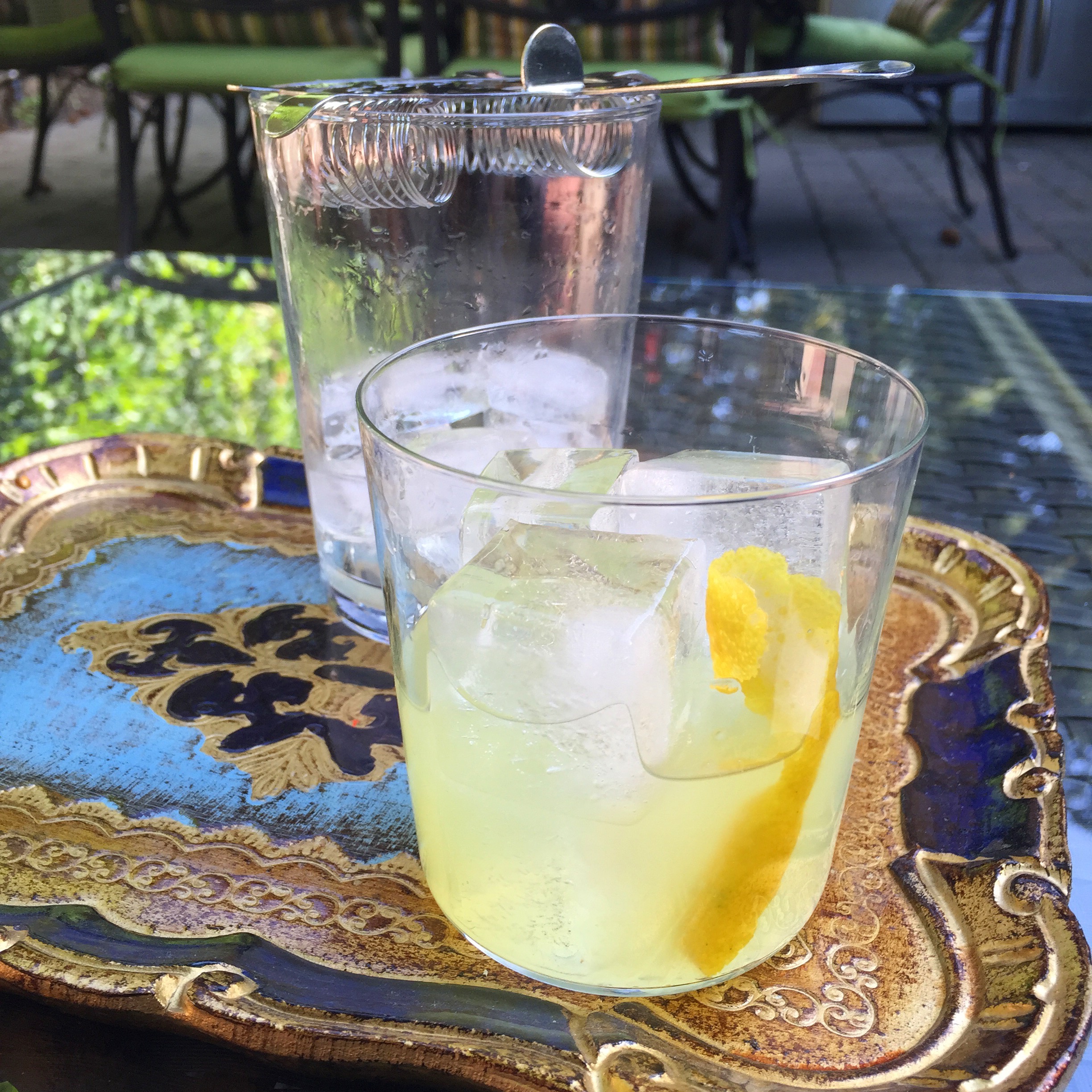 THE NORTH LEAGUE 1.5 oz Gin .25 oz Pernod .50 oz lemon juice .25-.50 oz gum syrup Lemon zest Stir in ice, pour over ice. 