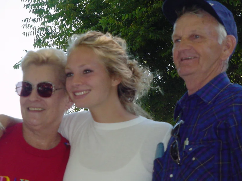 Alison, G'ma, G'pa Nashville 091502.jpeg