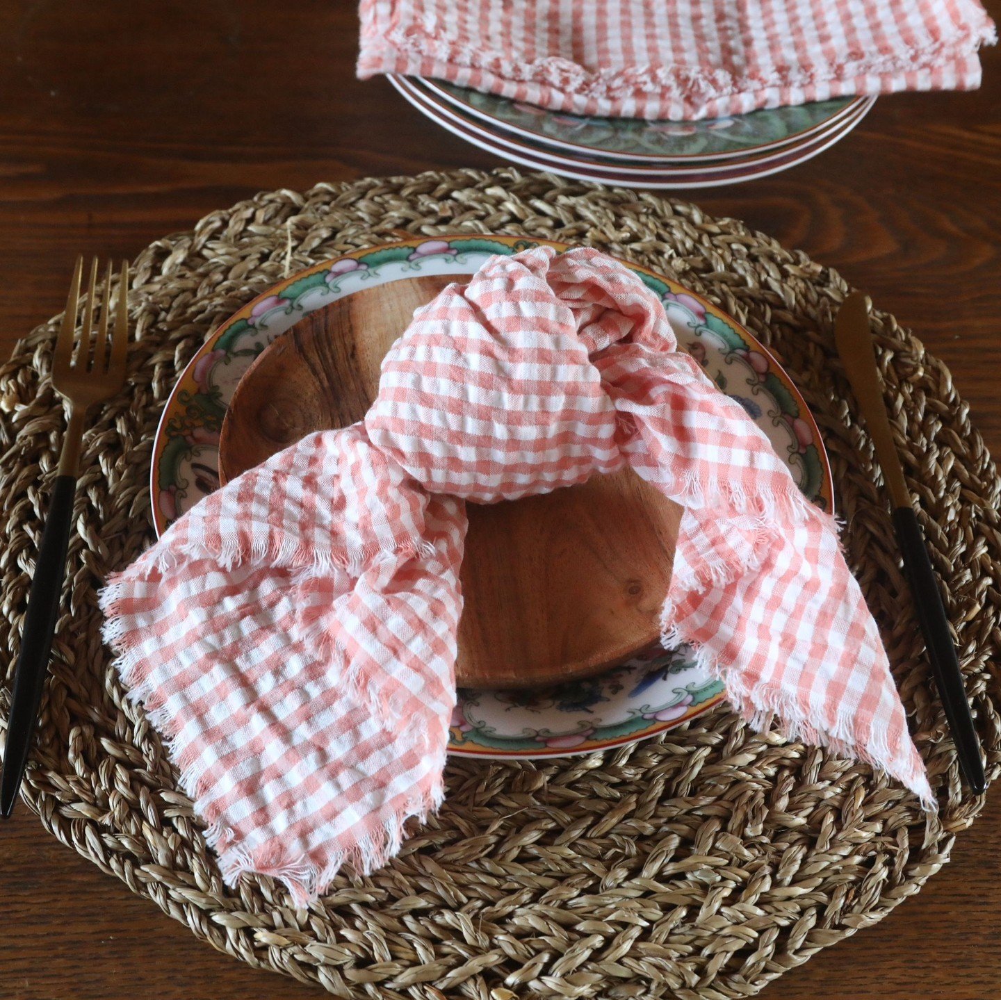 Keep a stack of cotton napkins handy for everyday meals. They're not just for special occasions! Using them regularly reduces your reliance on disposable options and promotes sustainable habits. 

#seersucker #sustainableliving #tablelinens