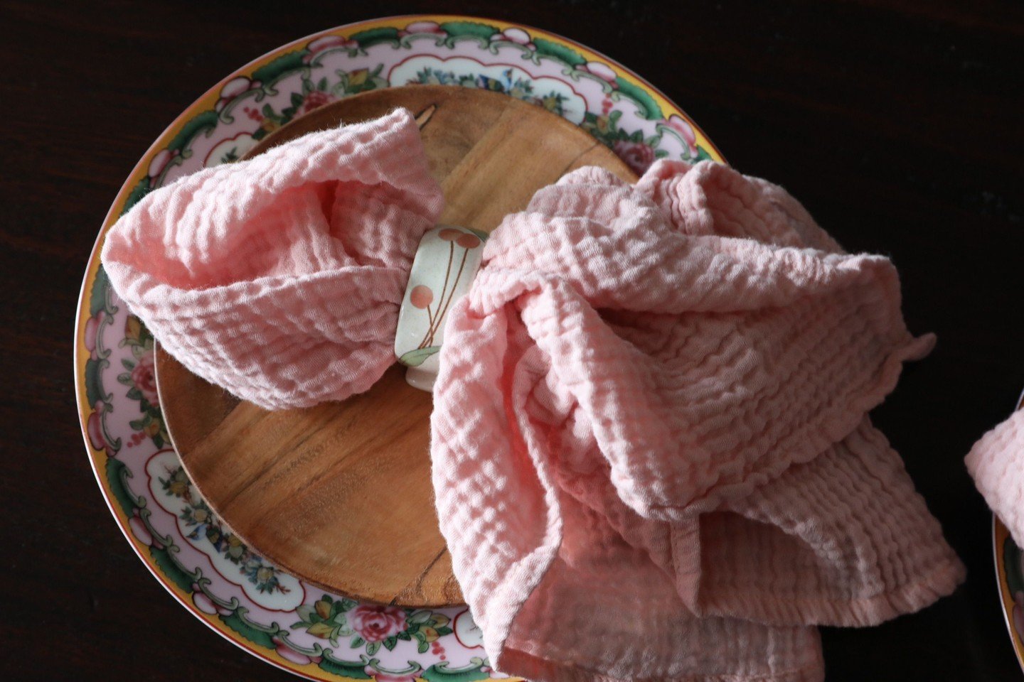 Ripple cotton napkins are a great choice for Spring tablescapes! Easy care and super soft! Mix them with your favorite plates and vintage napkin rings! 

#tablescapes #sustainableliving #vintagelove