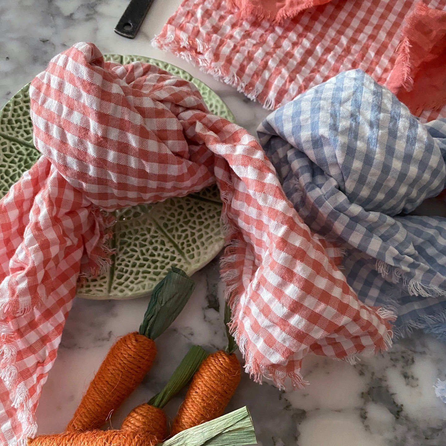 Seersucker gingham speaks of early spring, cool summers, and and family gatherings! 

#tablelinens #familygatherings #summerpartyideas