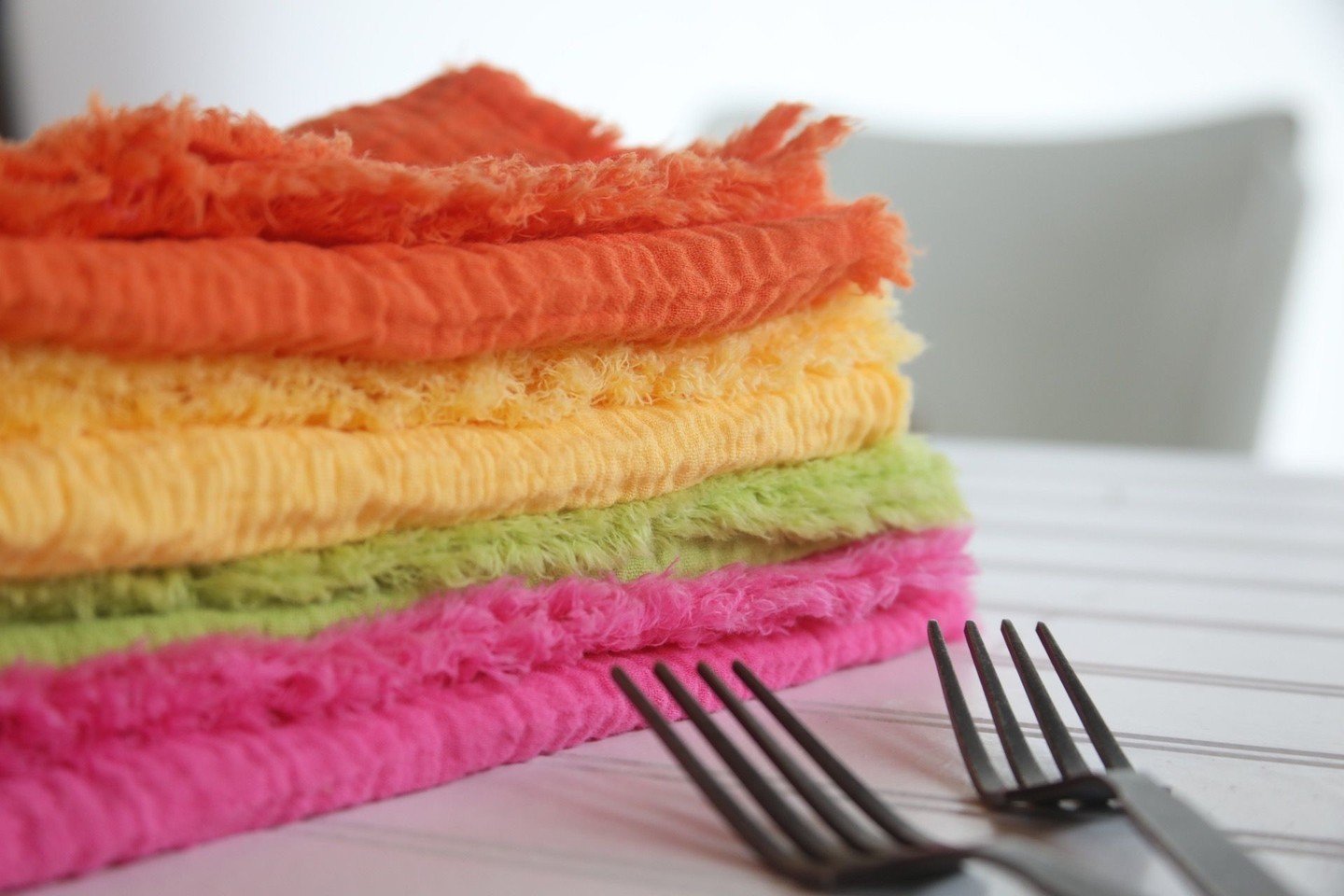 Add a pop of color to your summer table with our bright cotton ripple napkins! ☀️ On sale through Sunday - don't miss out! 🌼 #SummerReady #TableSettingEssentials