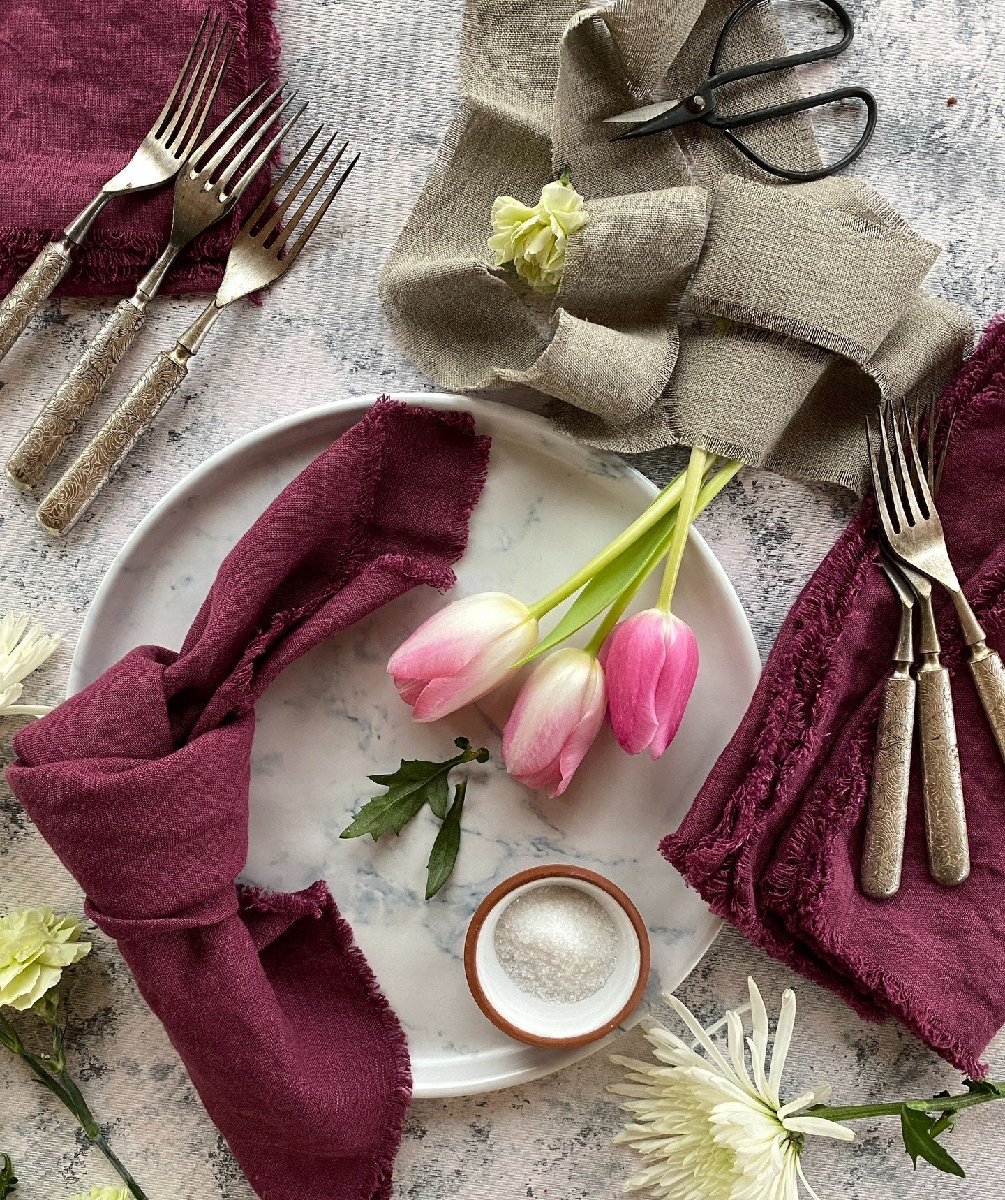 Using vintage flatware adds an interesting focus to your table setting. Next time you visit your Mom or grandma&rsquo;s house&hellip;ask what their favorite table setting pieces have been! #tablelinens #tablesetting