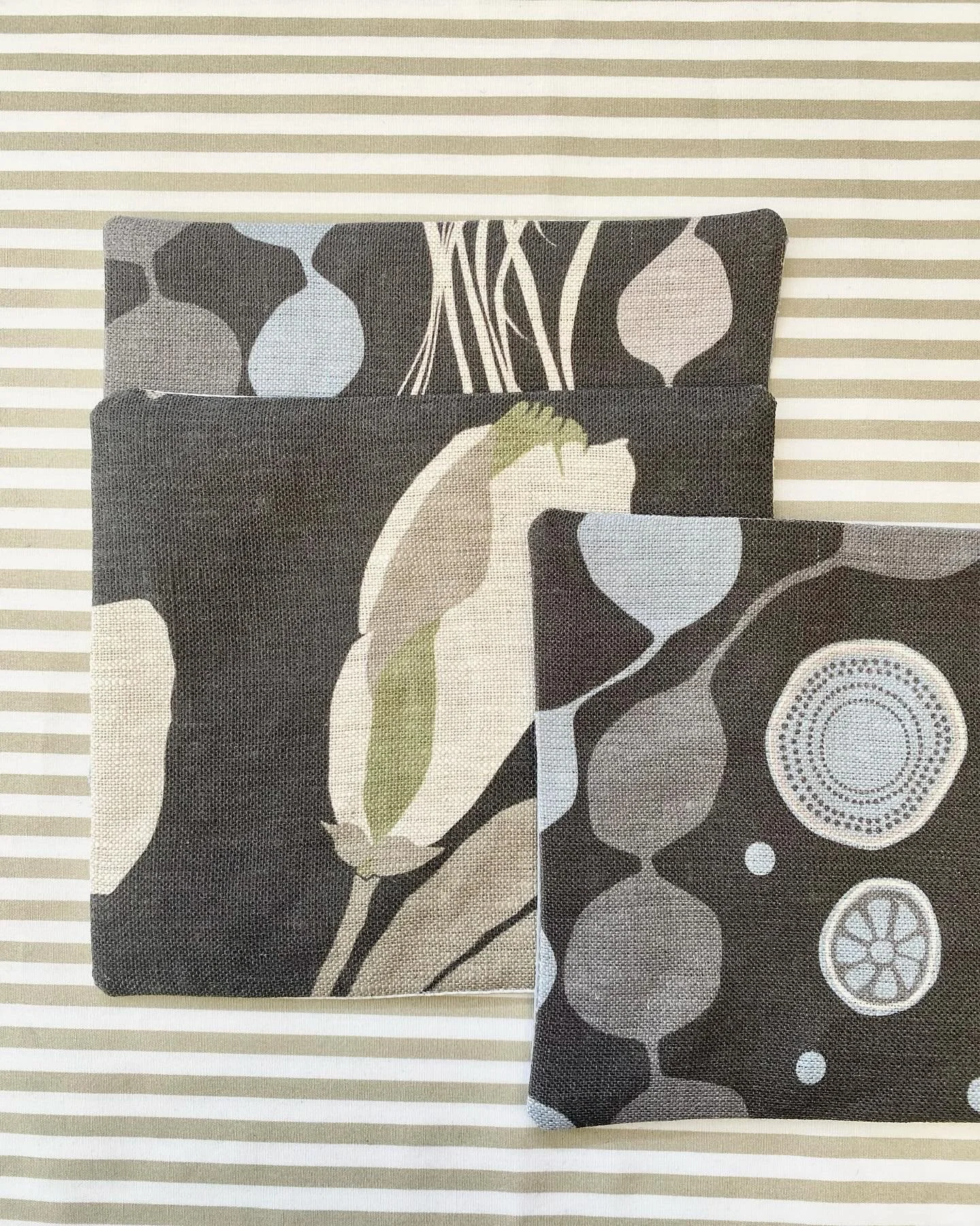 Crazy cold windy weather today in Hobart, felt quite chuffed not being at the Markets and  staying warm and cozy in the studio ! 
Sewing up more bags, and had to take a pic of these cute little pockets. 🔵⚪️⚫️ 

#baglover #bagmaker #printed #linen #n