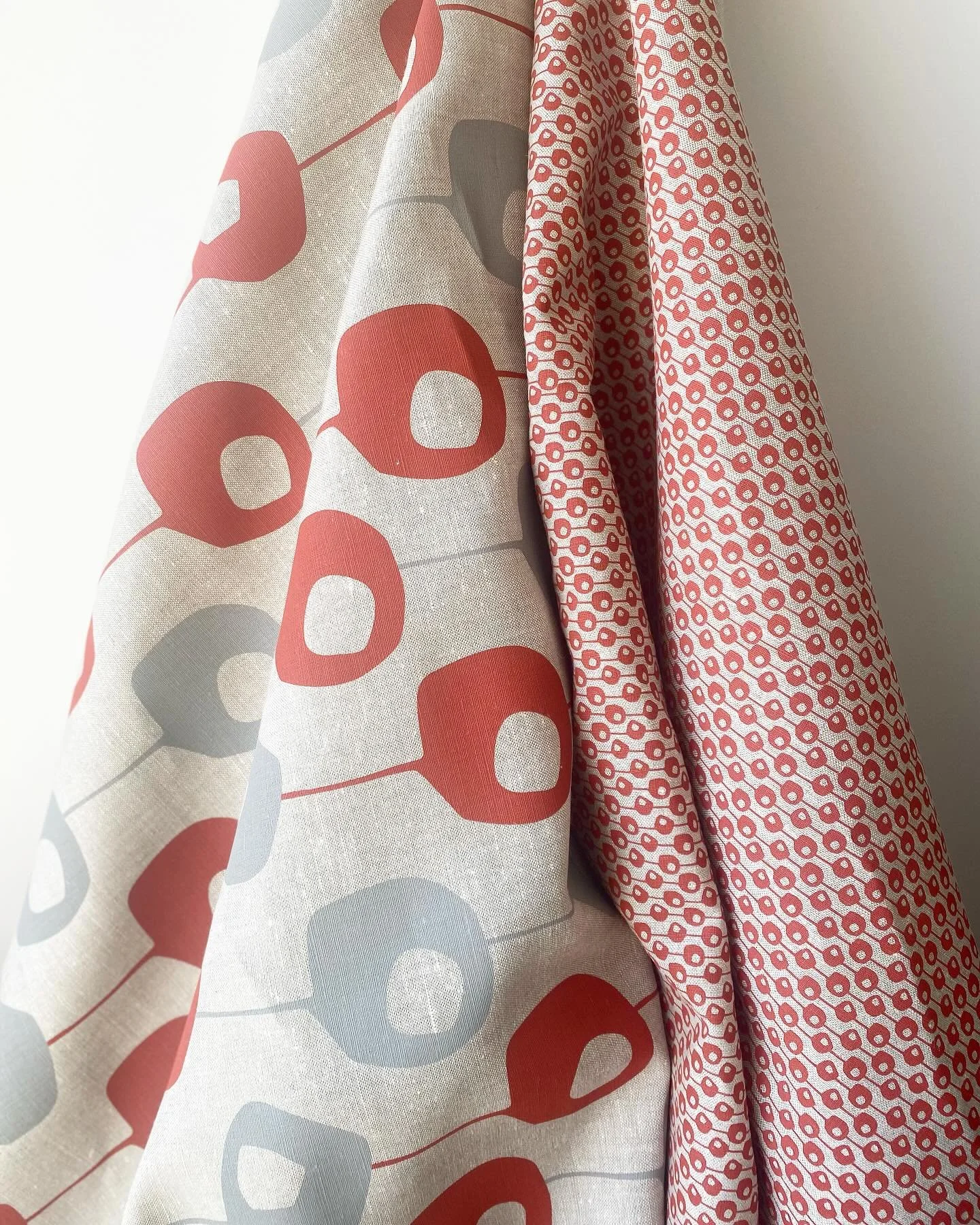 Very happy to announce I just received a fresh batch of hand printed beautiful Belgium heavy weight linen in both the Pod design in rust and mud and Small Pod in matching rust. !!
My hat goes off to the skilled work my printers do to wonderfully hand