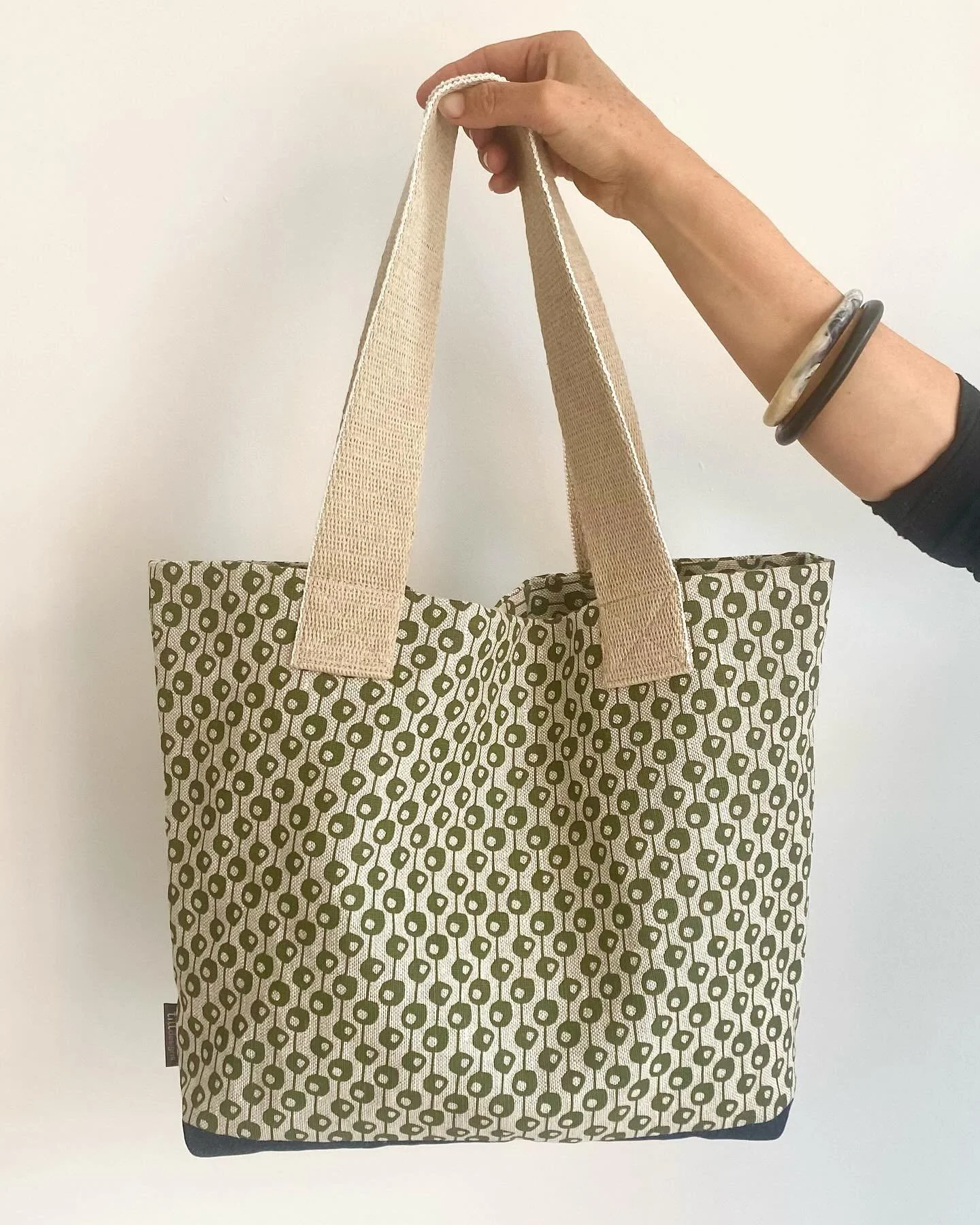 Totes ready to go for the Salamanca Markets tomorrow ! 
This little beauty in the  pod design features the new deep green colour, loving it with the oatmeal background 🤍 

#handprinted #linen #totebag #tasmanian #made #botique #printed