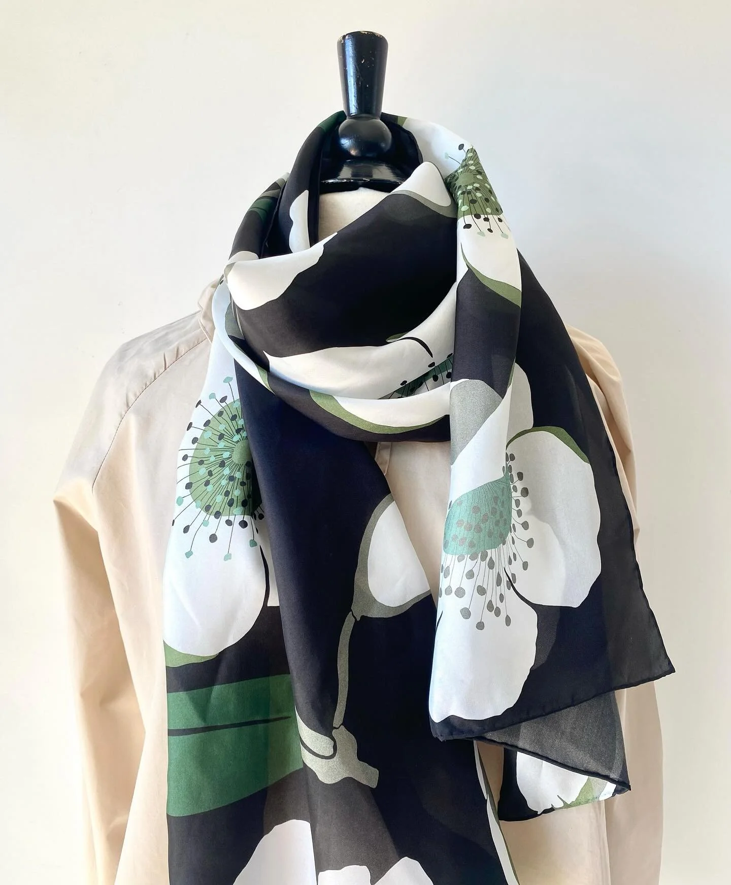 Need a last minute gift for Mother&rsquo;s Day.?
I have a great idea, pop down to the @salamancamarket tomorrow pick up something special 💚🤍🩷

#silkscarves #tasmanian #leatherwood #flower #design #buylocal