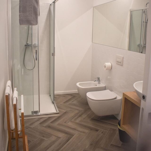Clean, modern, and spacious bathroom is a must @garnivillamaria 💗 #tigliapartments