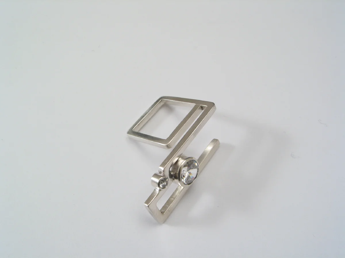  A continuous line, variable in intensity, that manages to connect the stone – the spotlight - and the anatomical form – the finger. 