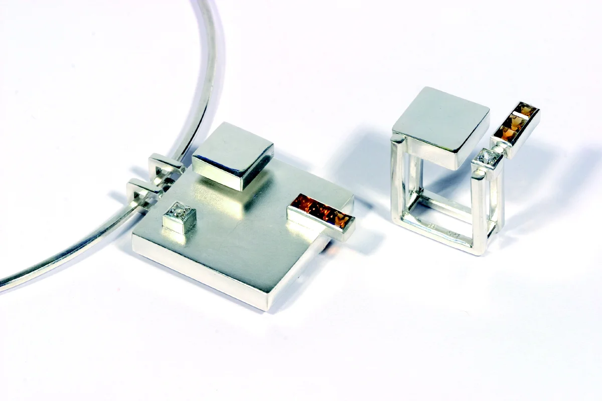  A collection of necklaces and rings that do not cover the upper part of the finger, the human anatomy playing a major part in the jewel’s aesthetics. The object is actually complete when it is put on the finger. Moreover, in a separate register from