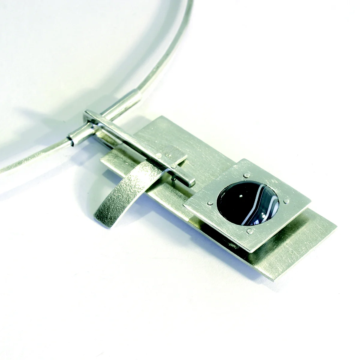  Necklace signed by DS, sterling silver, onyx, calcedonia - construction 