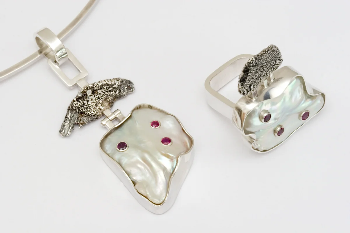  Necklace and ring signed by DS, sterling silver, freshwater pearl, rubies and nugget stone - construction 
