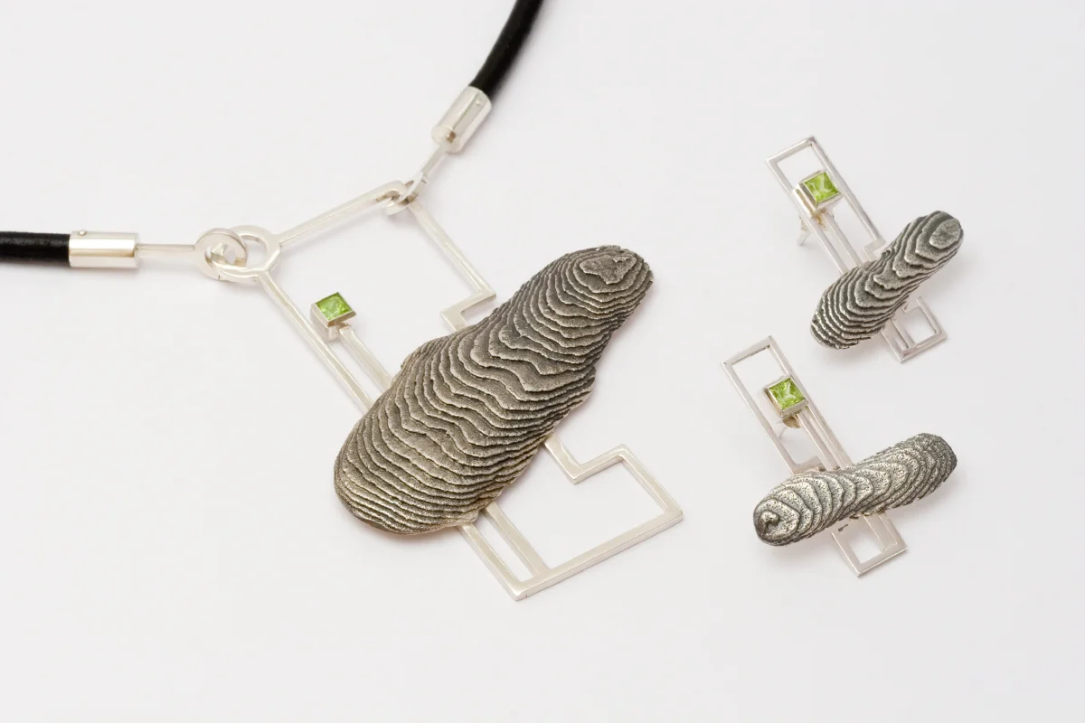  Necklace and earrings signed by DS, sterling silver, peridot - construction and cuttlefish bone casting 