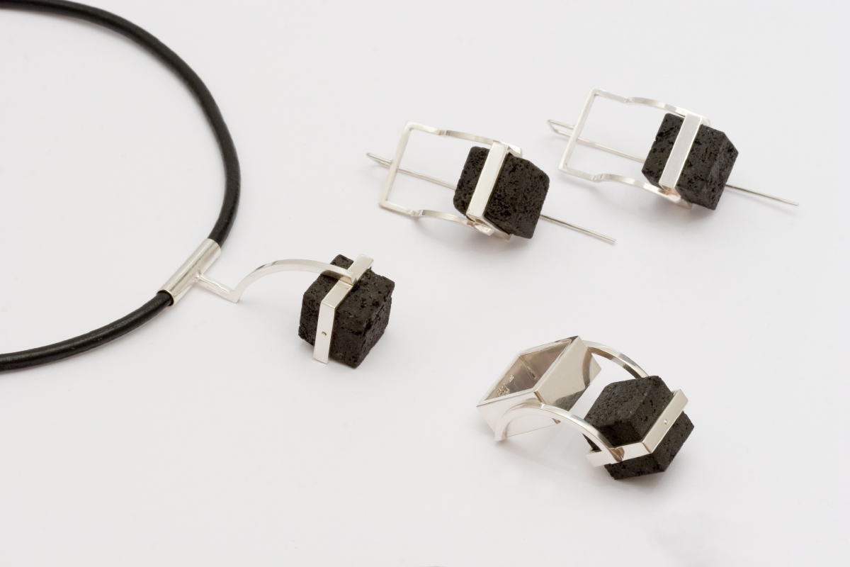 Necklace, earrings and ring signed by DS, sterling silver, volcanic lava - construction 