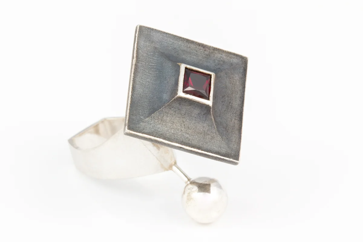  16 rings built on a dynamic and non-gravitational visual principle. The vortex - a moving form, with its base and centre of gravity at the top. 