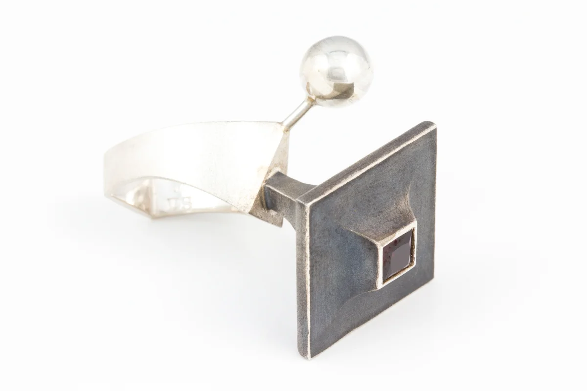  Ring signed by DS, sterling silver, garnet - casting,&nbsp;construction 