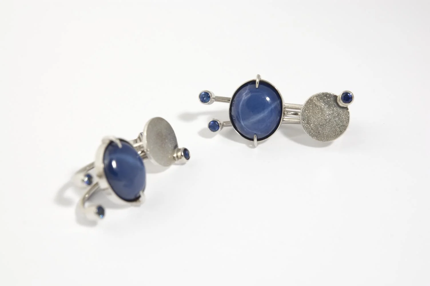 Earrings signed by DS, sterling silver, star sapphires - construction