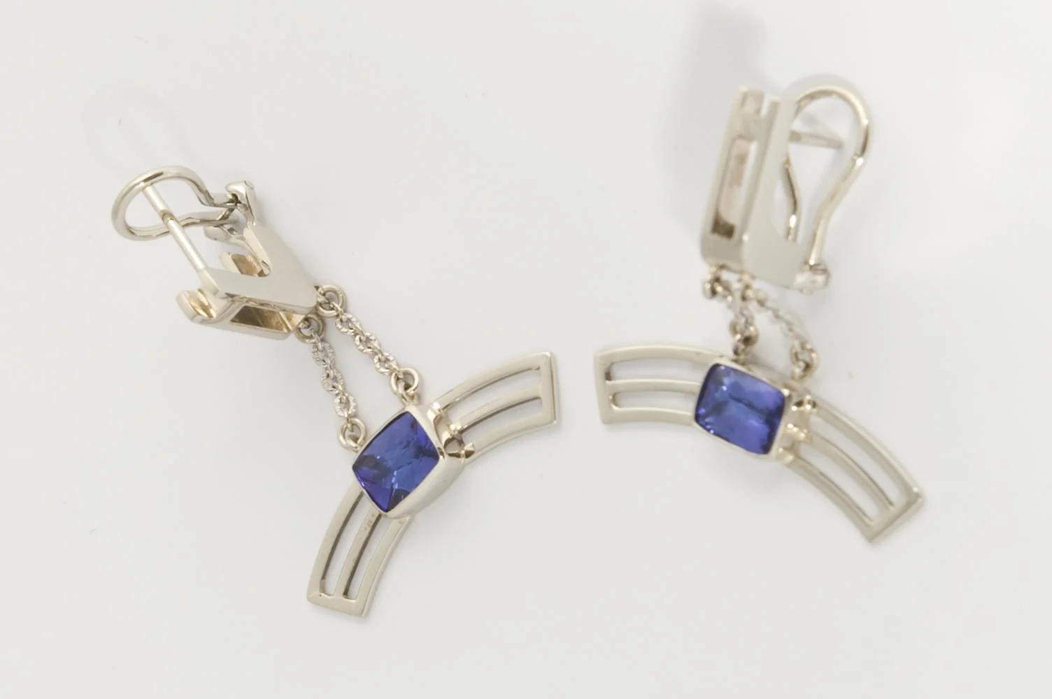 Earrings signed by DS, gold, tanzanite - construction