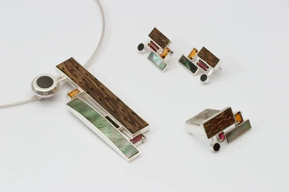 Necklace, earrings and ring signed by DS, sterling silver, mother of pearl, citrine, garnet, ebony, palm wood - construction