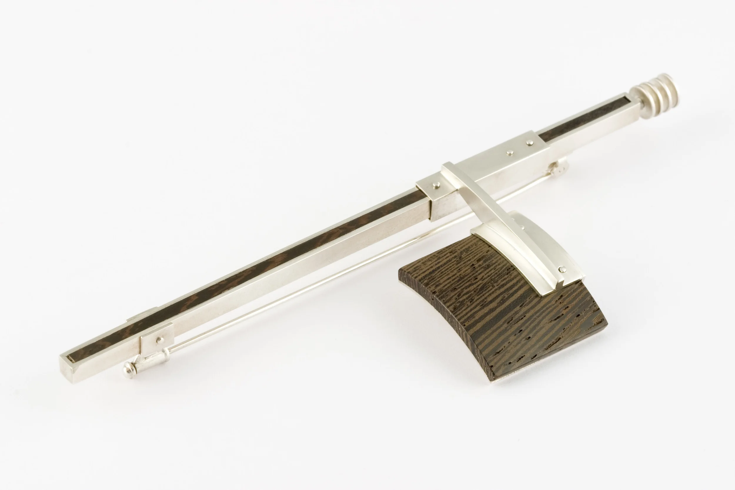 Inspired by the urban space, Natural Urban Shapes collection tries to capture the urban spirit of today which, beyond its modernity, is still marked by its own history, by TIME. David Sandu uses silver, the only precious metal that visibly carries the marks of time passing.