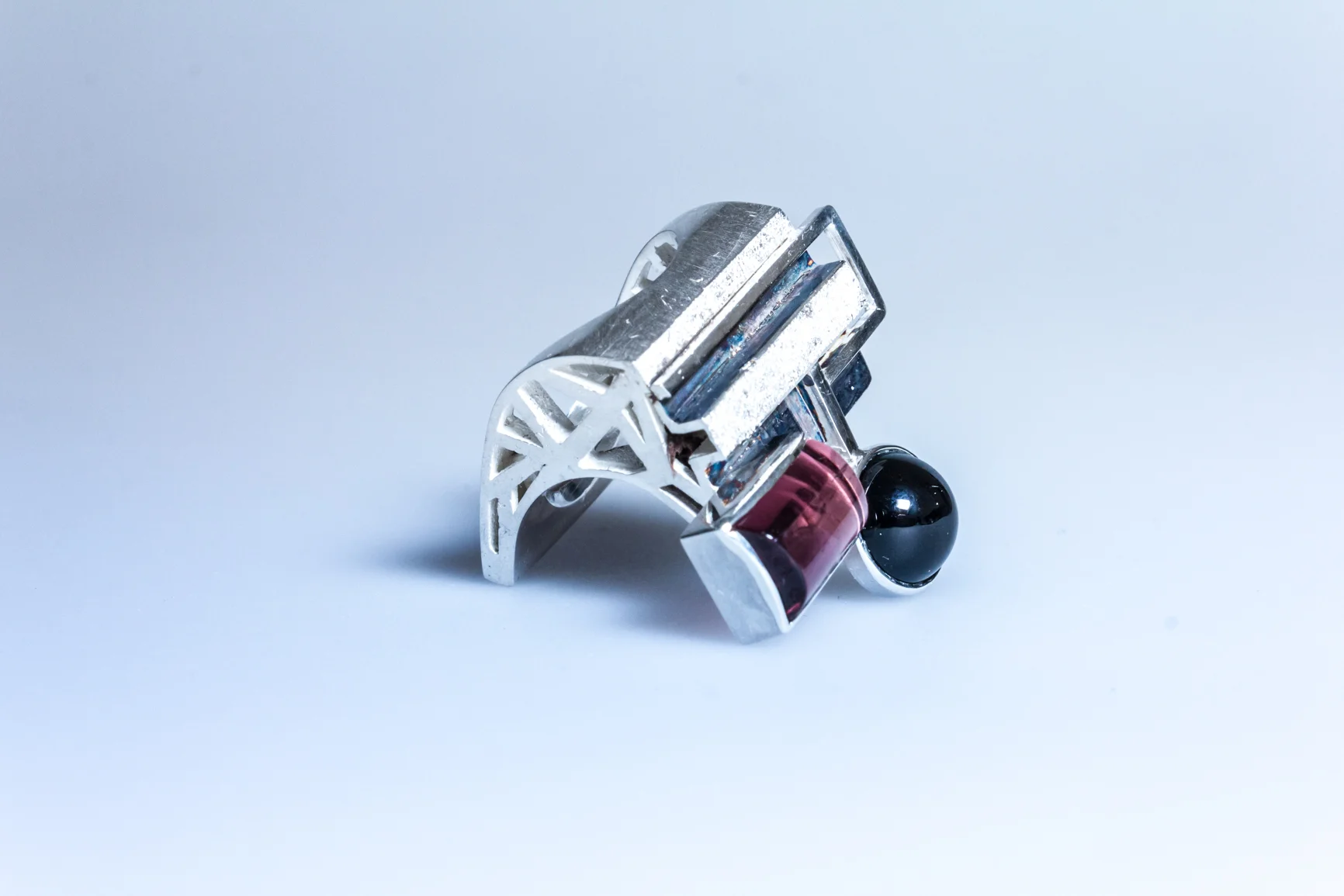 Ring signed by DS, sterling silver, garnet, onyx - casting, construction.