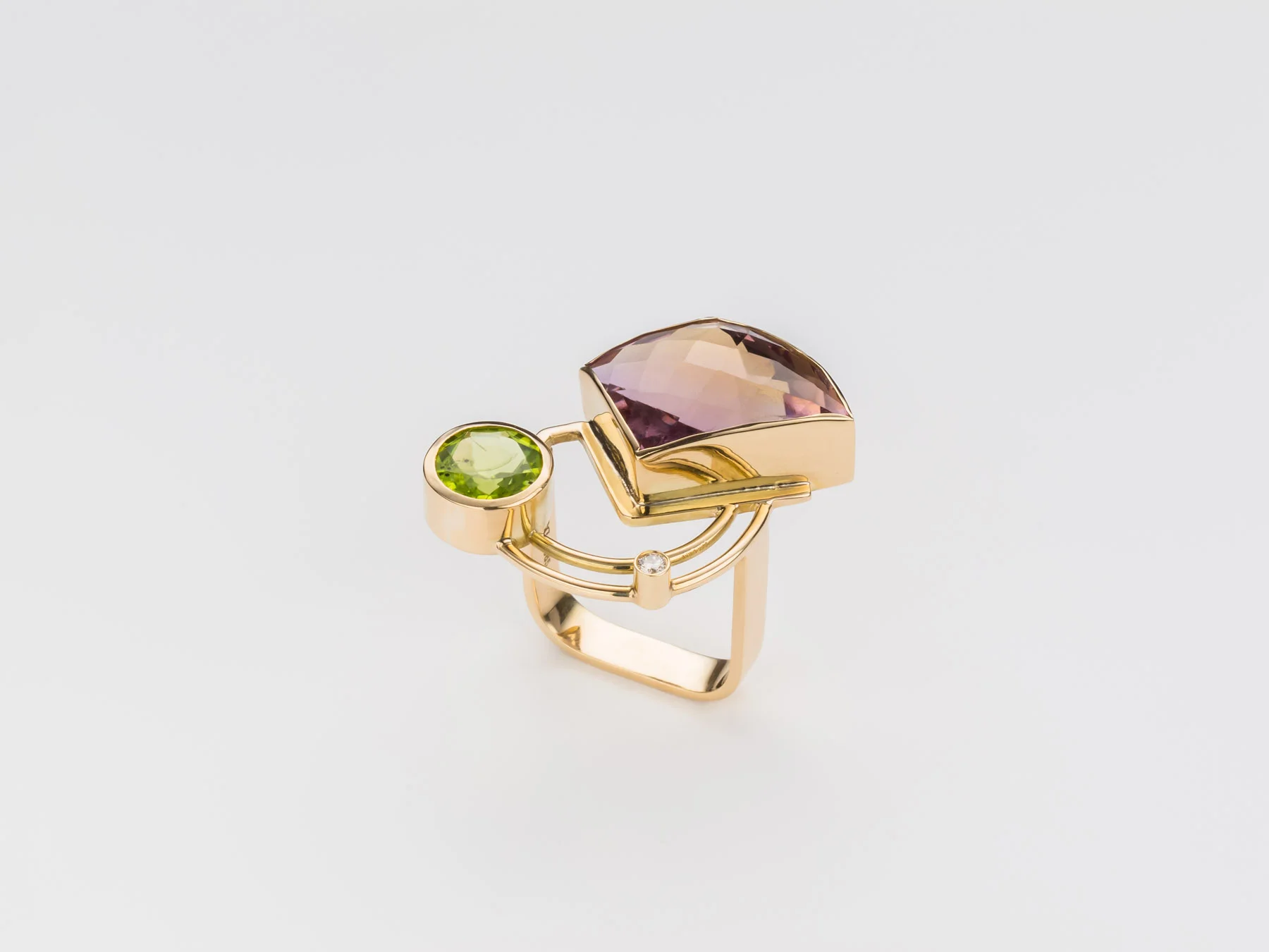 "5% + Dialogue with classic jewelry" is a tribute to the master jewelers who created extraordinary things in times when jewelry was not considered an art. This collection reinterprets classical themes of the jewelers before World War II, in an era in which this job represented a social manifesto and a declaration of affiliation to the class of free people.