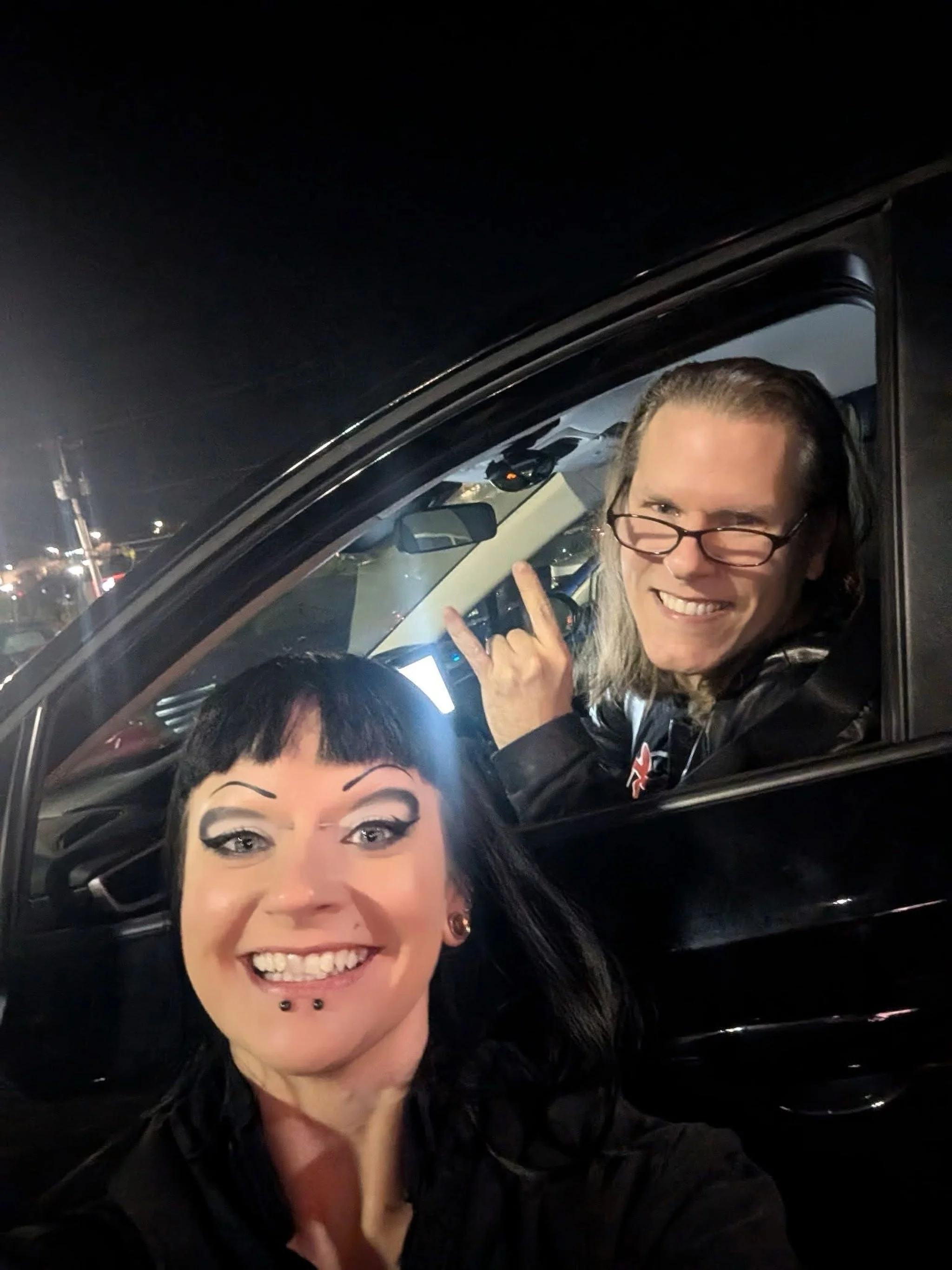 Just two @distortionproductions besties reminiscing about the @pig_band_official show @gore_jessica_renae ❤️

#distortionproductions #gore_jessica_renae