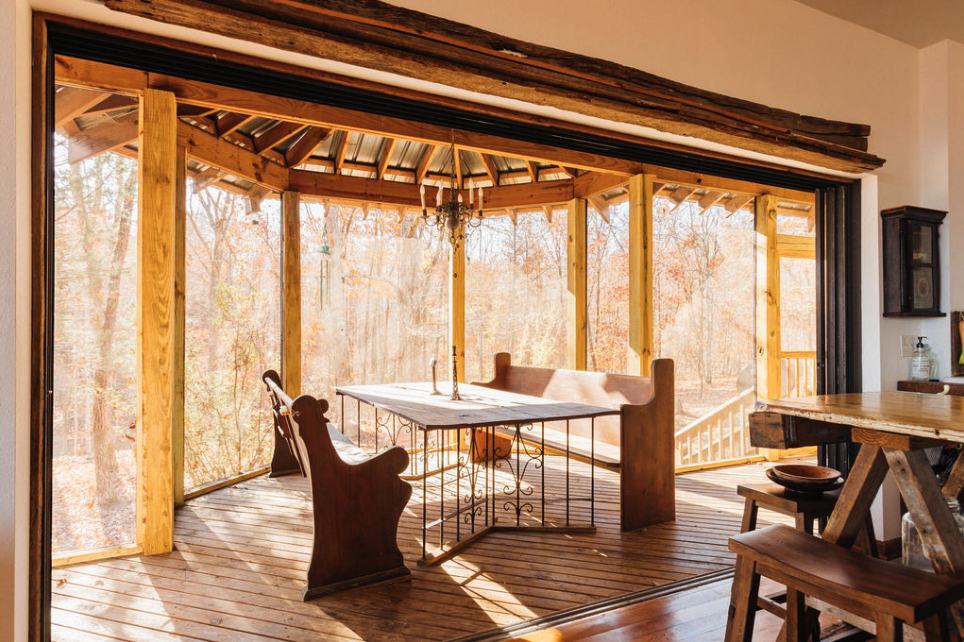 RisingSunRetreat-House-Kitchen-OutsideDining.png