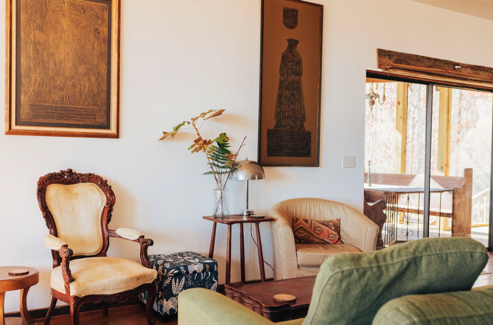 RisingSunRetreat-House-LivingRoom.png