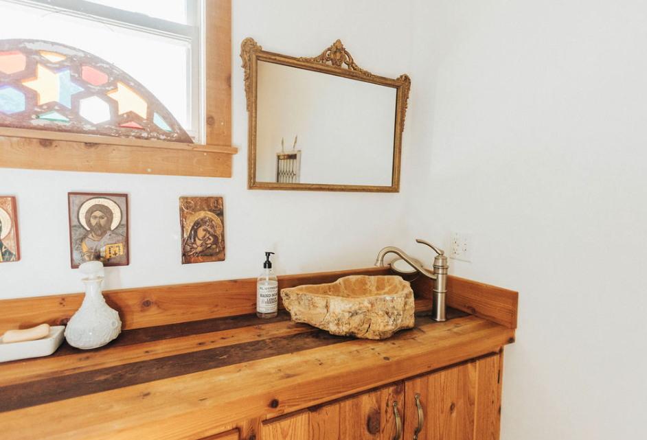 RisingSunRetreat-HickoryHall-Bathroom2.png