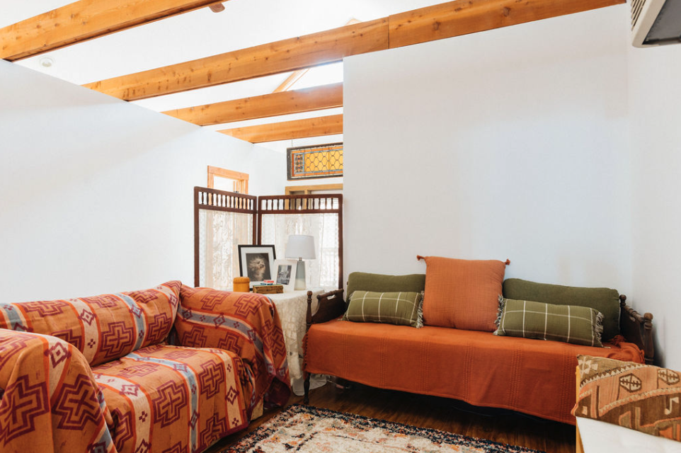 Hickory Hall community area in the Main House at Rising Sun Retreat.