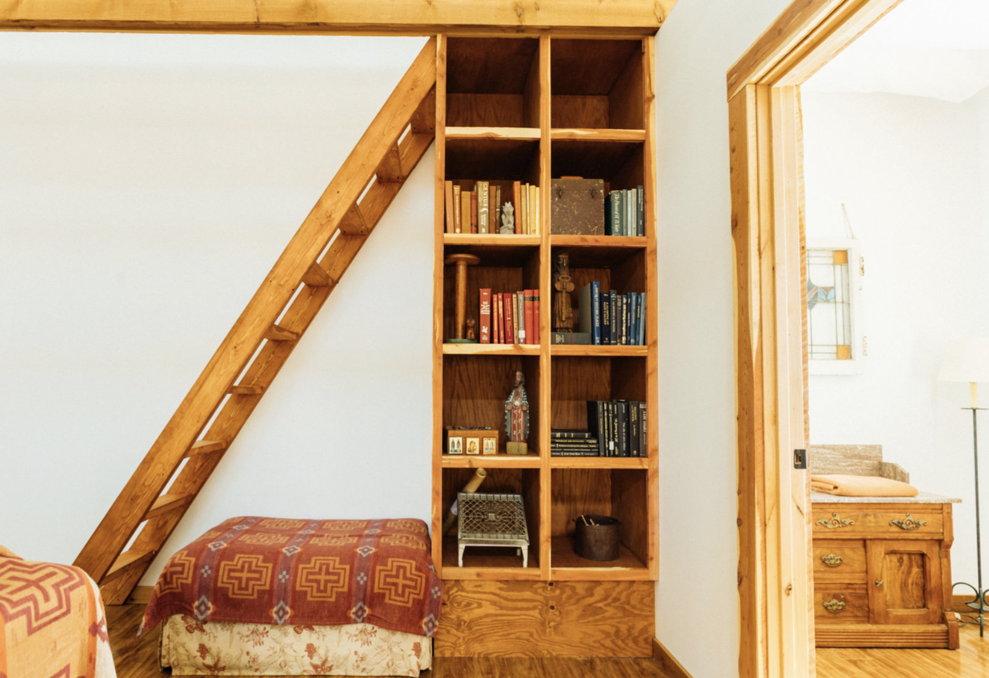 Hickory Hall community area in the Main House at Rising Sun Retreat.