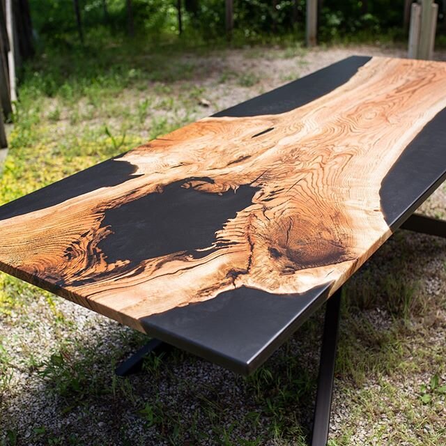 Auction
This distinctive dining table is being auctioned starting today (6/16) and 100% of the proceeds go to the @uzazivillage a local KC organization that works to decrease black infant mortality and racially based perinatal health inequities.
As w