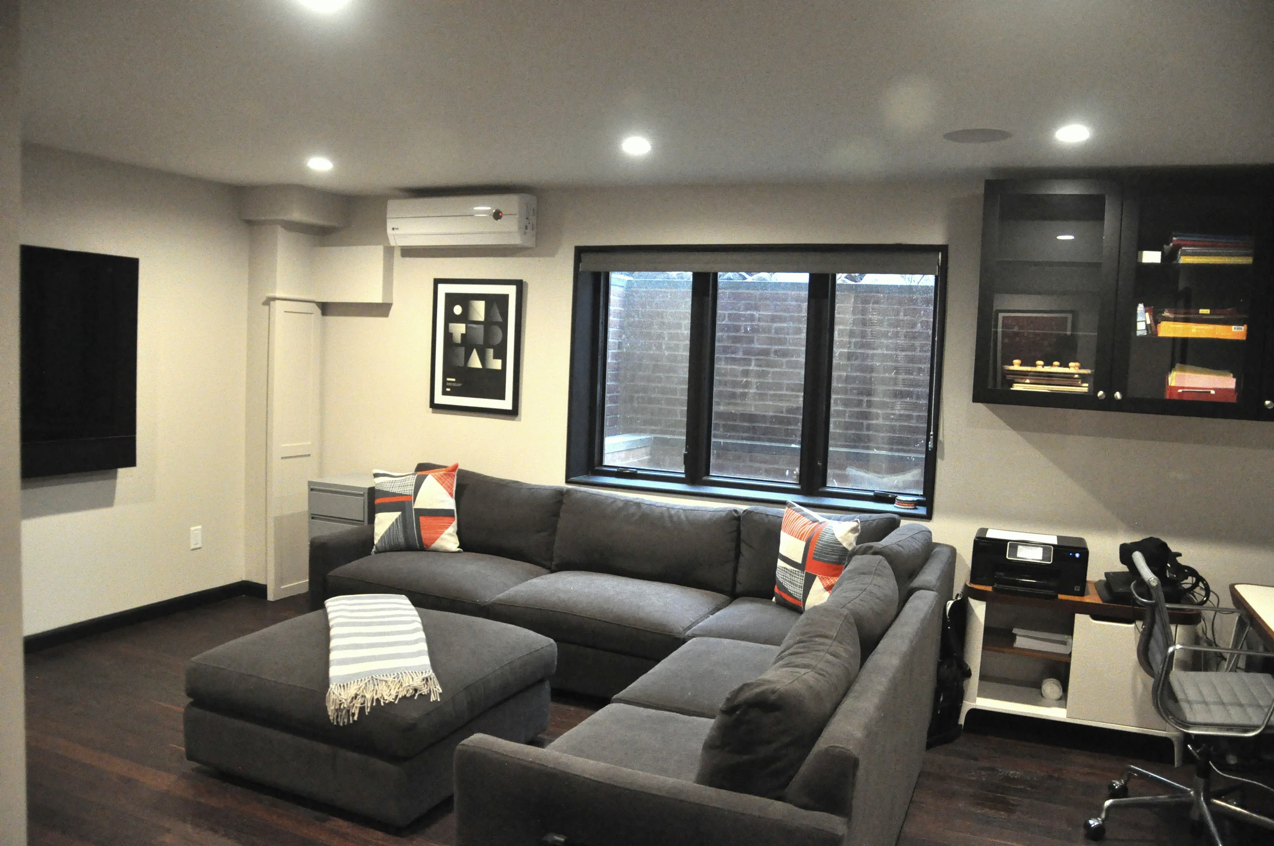 Side of Window and couch .JPG