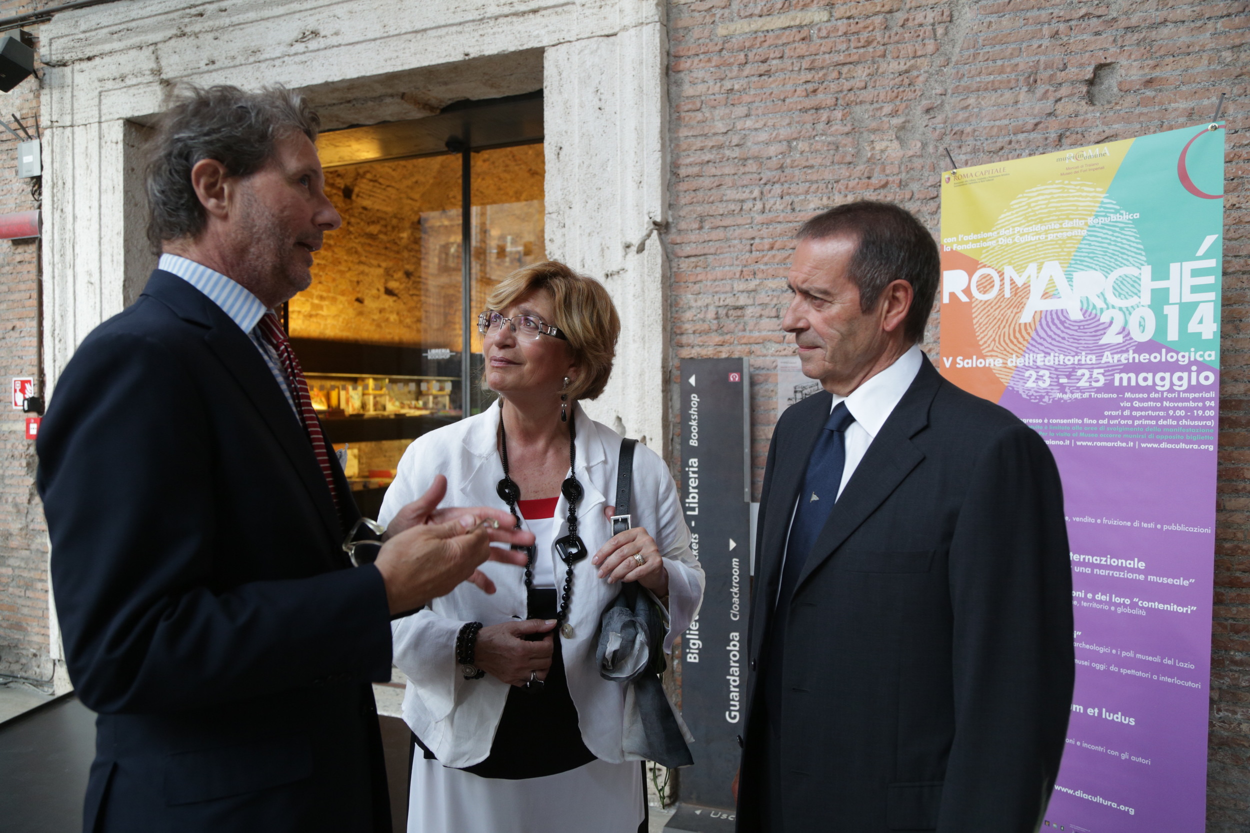 Da destra: Aldo Sciamanna ( Presidente della Fondazione Dià Cultura ), Lucrezia Ungaro (Sovraintendenza Capitolina ai Beni Culturali) e Angelo Bucarelli (Ufficio Stampa; Fondazione Dià Cultura) durante la serata inaugurale