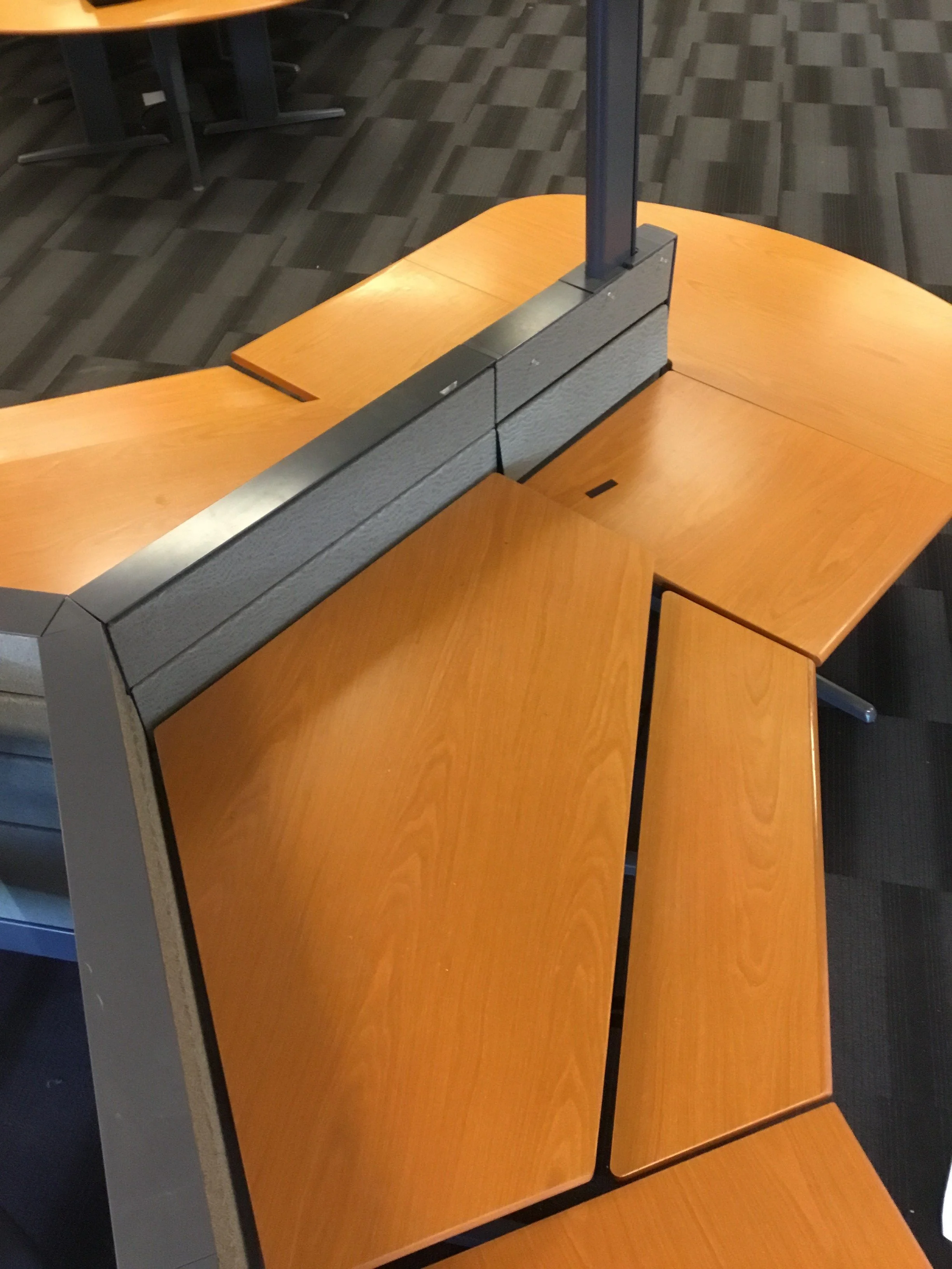 Teknion-Leverage-Trader-stations-4-e1527323515699.jpg