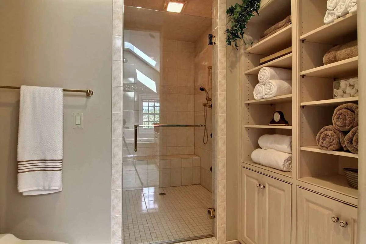 Master Bath 2 E.jpg