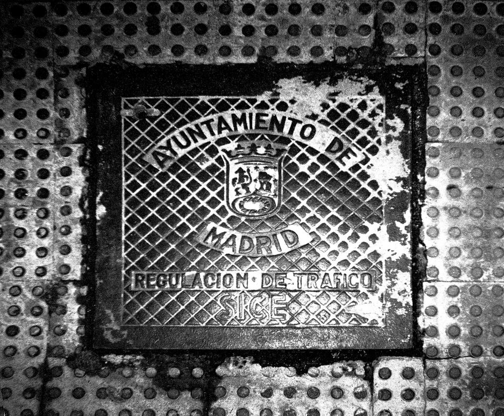Home+Gallery+madrid+man+hole+401_from+iphoto_052107.jpg