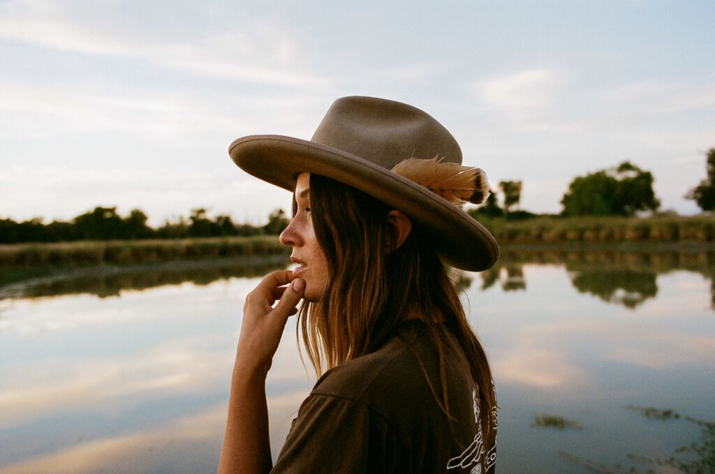 Leslie Crow at the pond behind her cabin in a 100% Beaver Felt, Havstad hat.