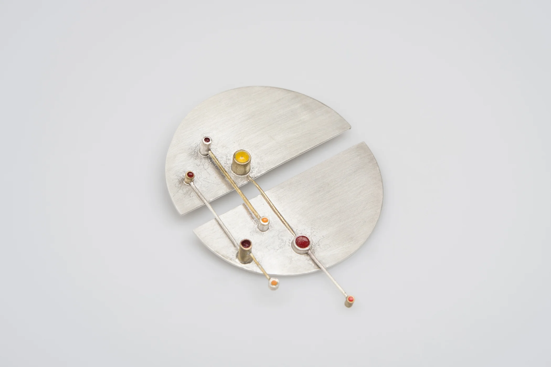 Alusitz_Brooch_SqSpc.jpg