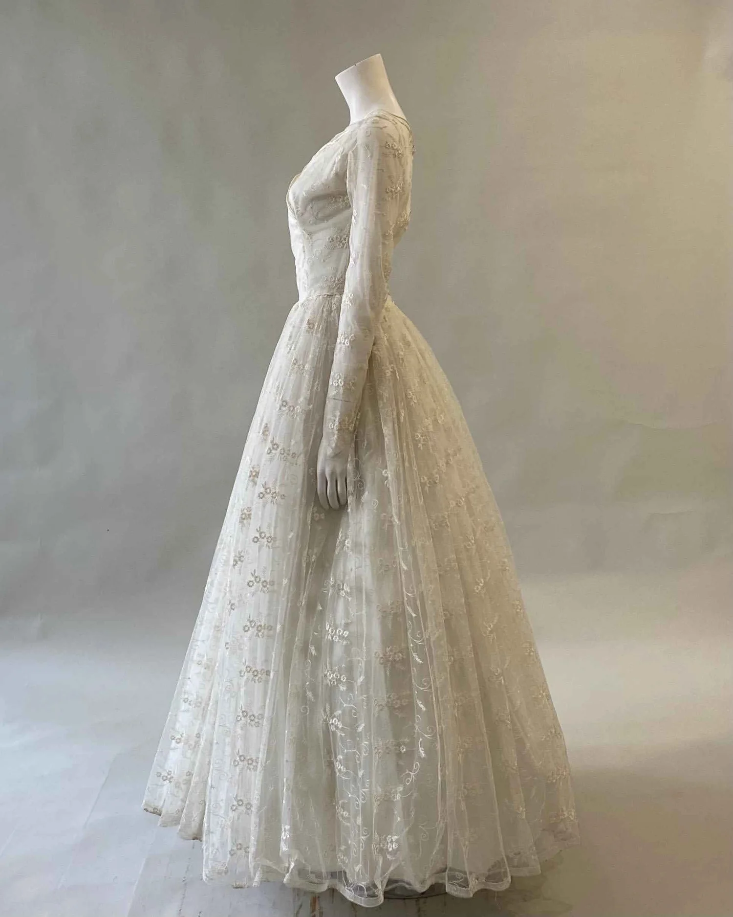 mid century modern wedding dresses Modly in Love: The Latest Bridal Style Inspo with a Mid-Century Modern  Flair at Desert White House