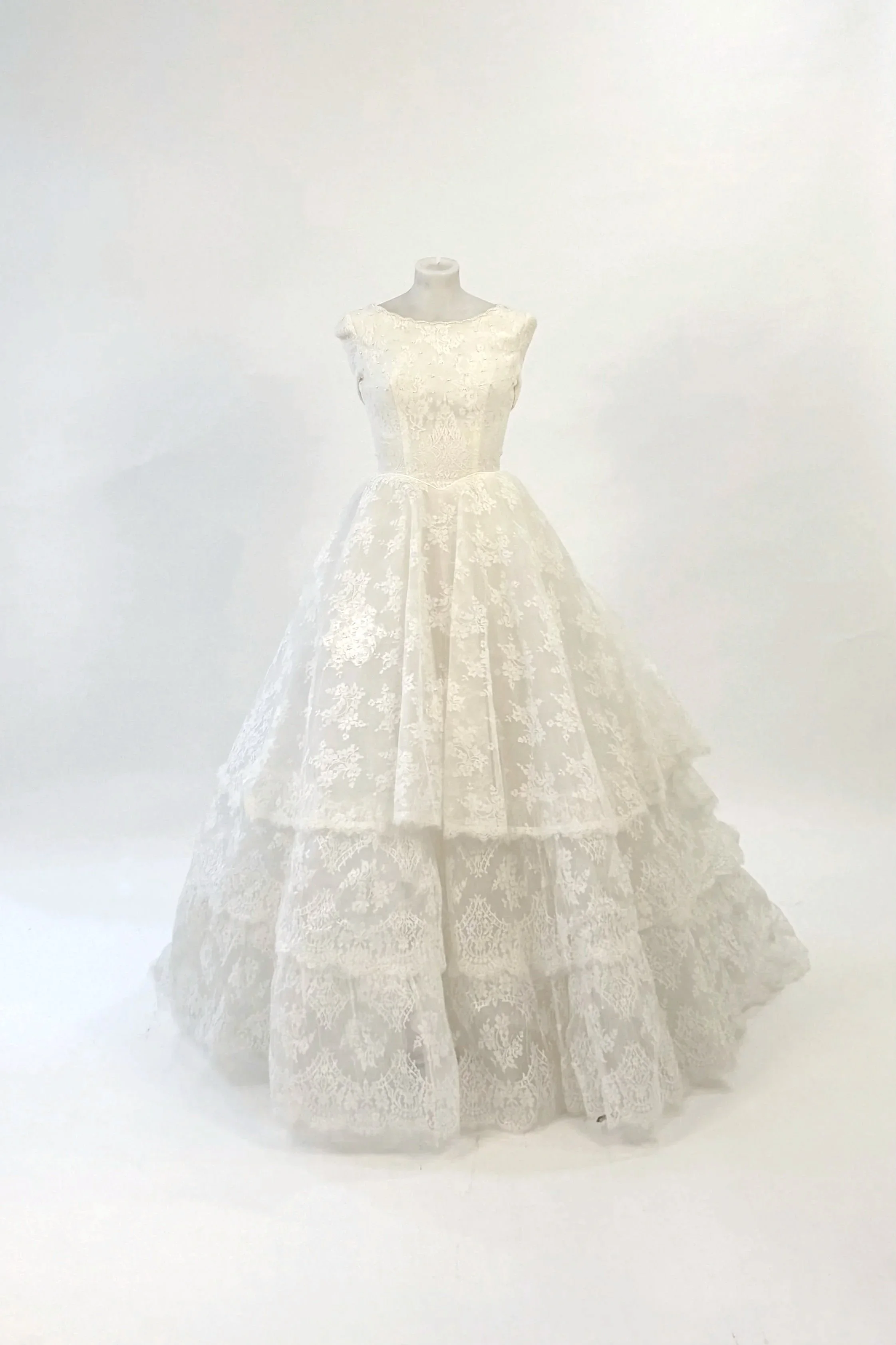 1950s Chantilly Lace Tiered Gown