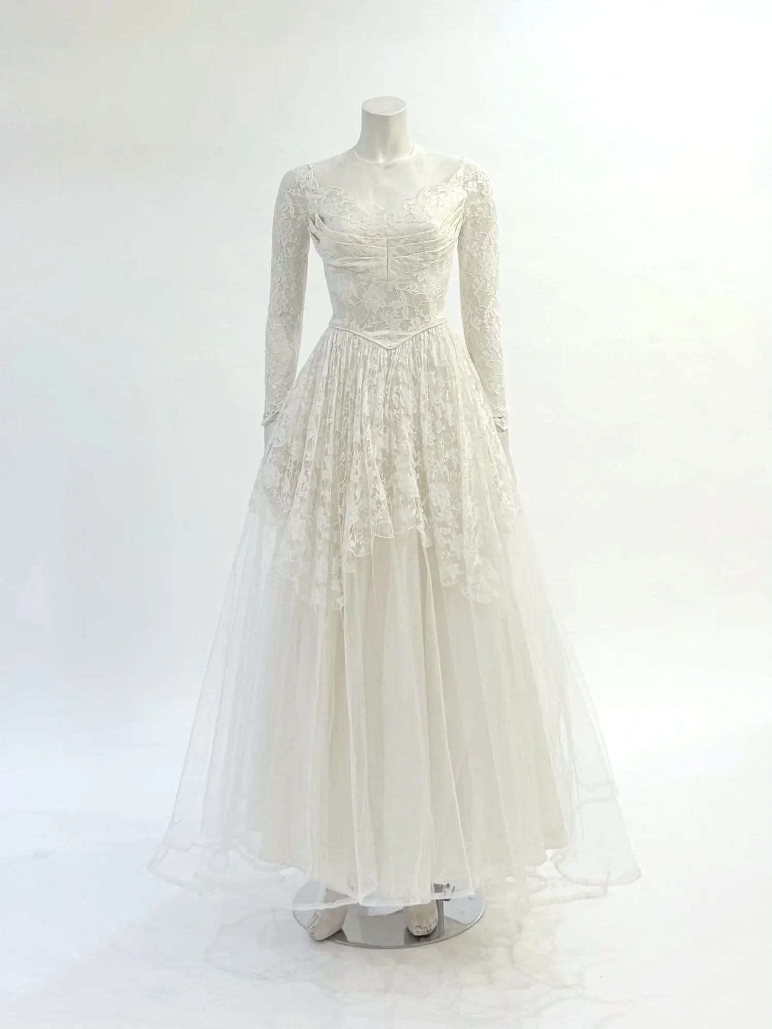 1950s long sleeve wedding dress Vintage 1950's lace and tulle short tea length wedding dress
