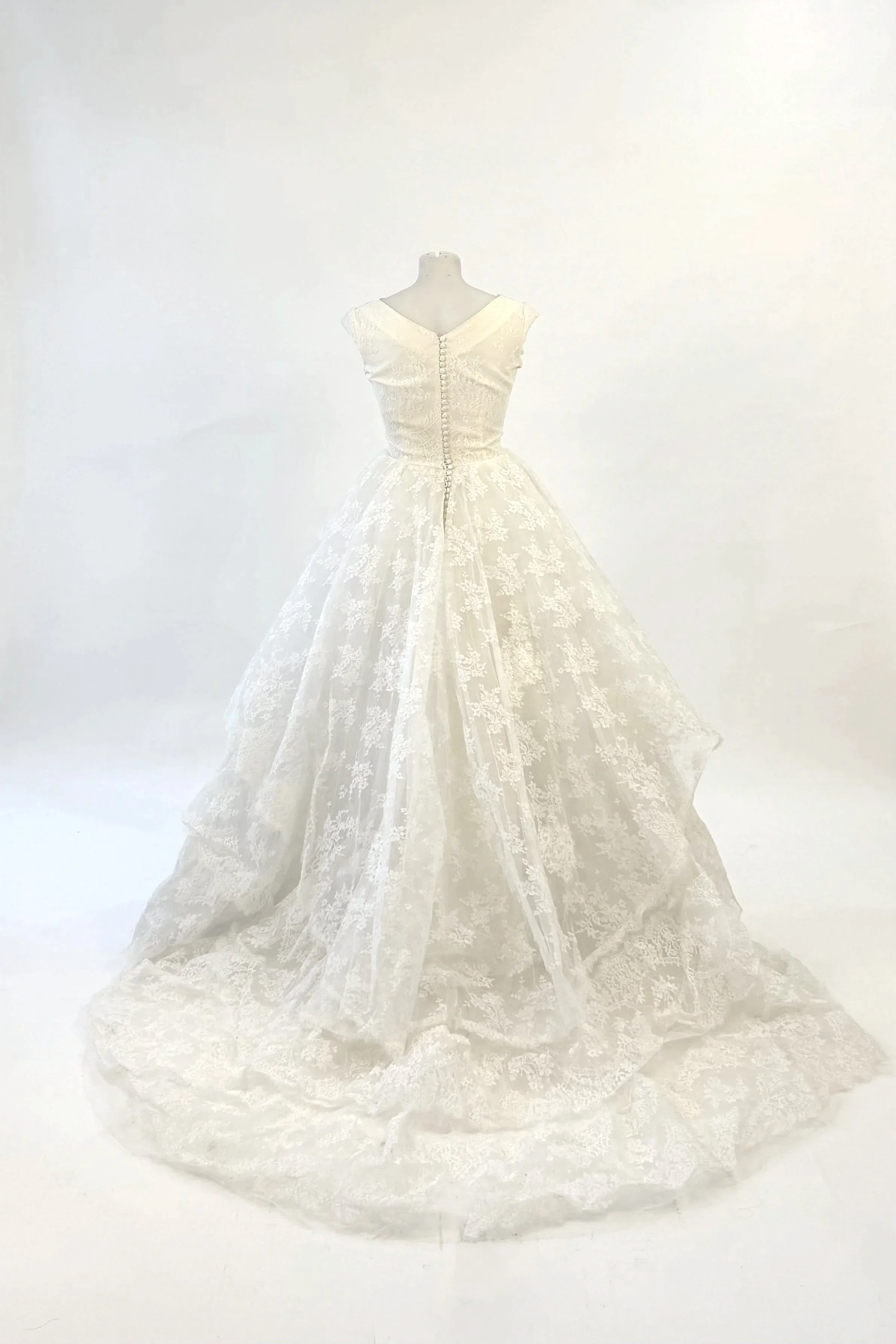 1950s Chantilly Lace Tiered Gown