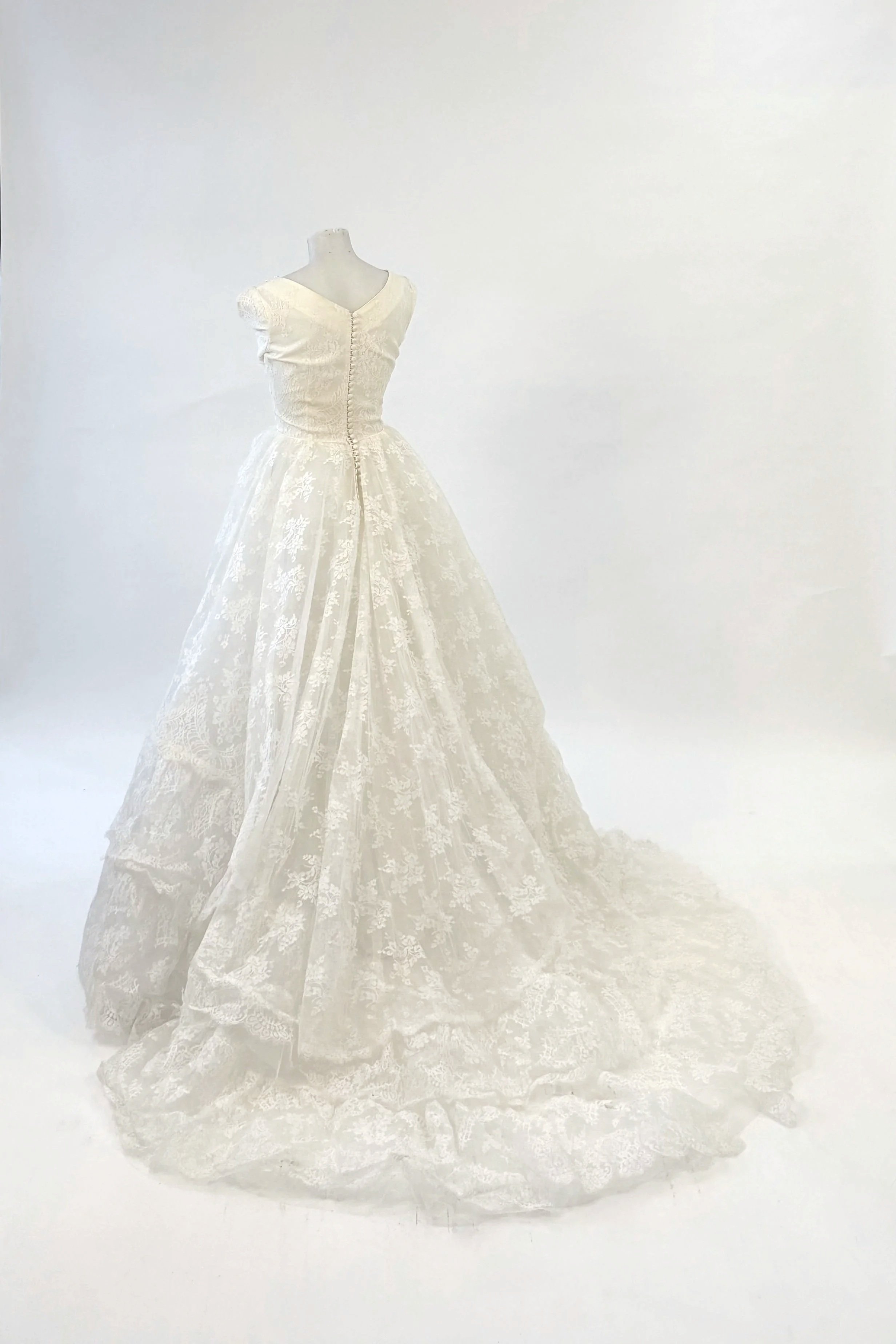1950s Chantilly Lace Tiered Gown