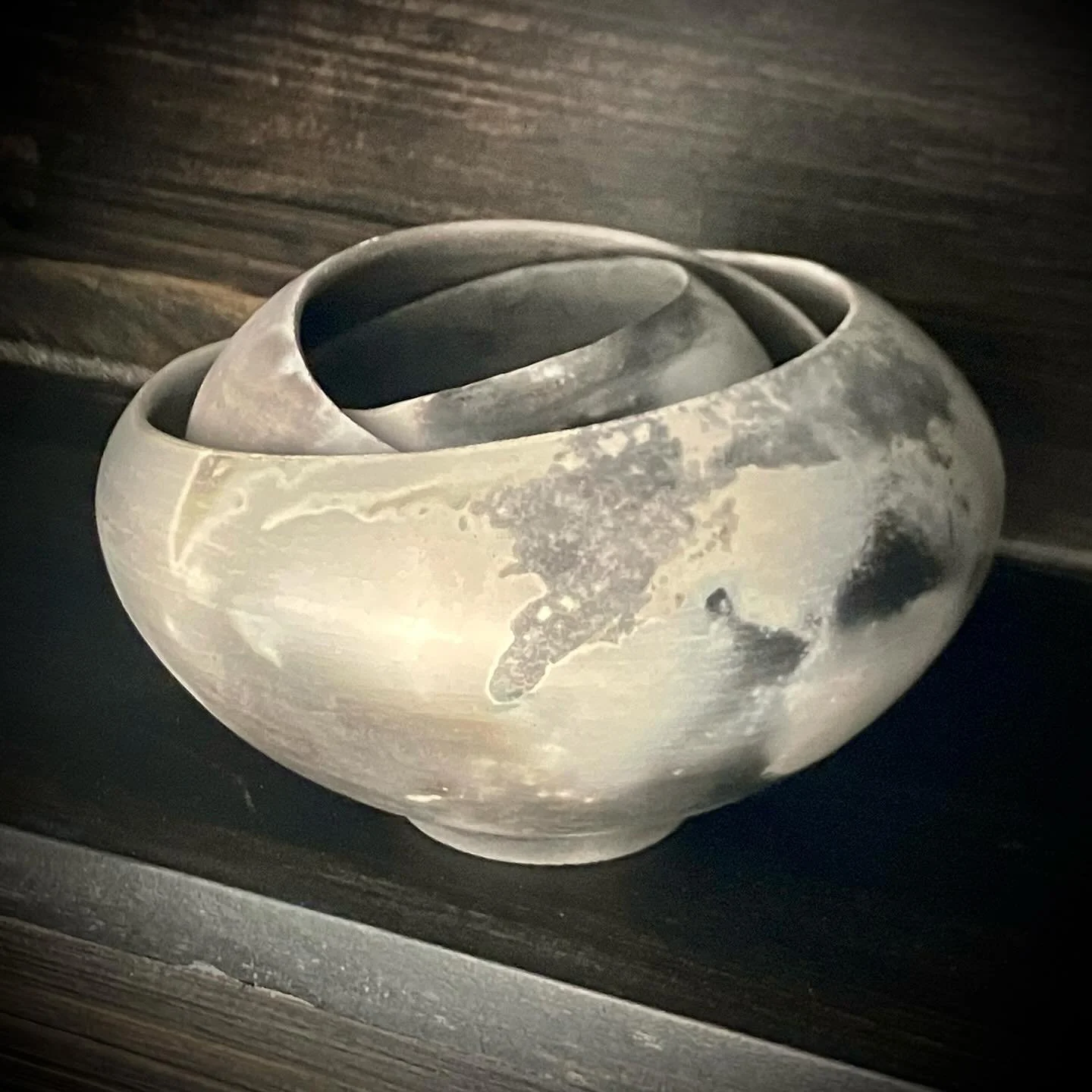 Trio peint par le feu dans notre Grande Cuisson en Fosse annuelle
#greenceramix #c&eacute;ramique #ceramics #handmadeceramics #ceramicsculpture #ceramica #contemporaryclay
#keramic #c&eacute;ramistesenpicsaintloup
#ceramistesenpicstloup #fireart