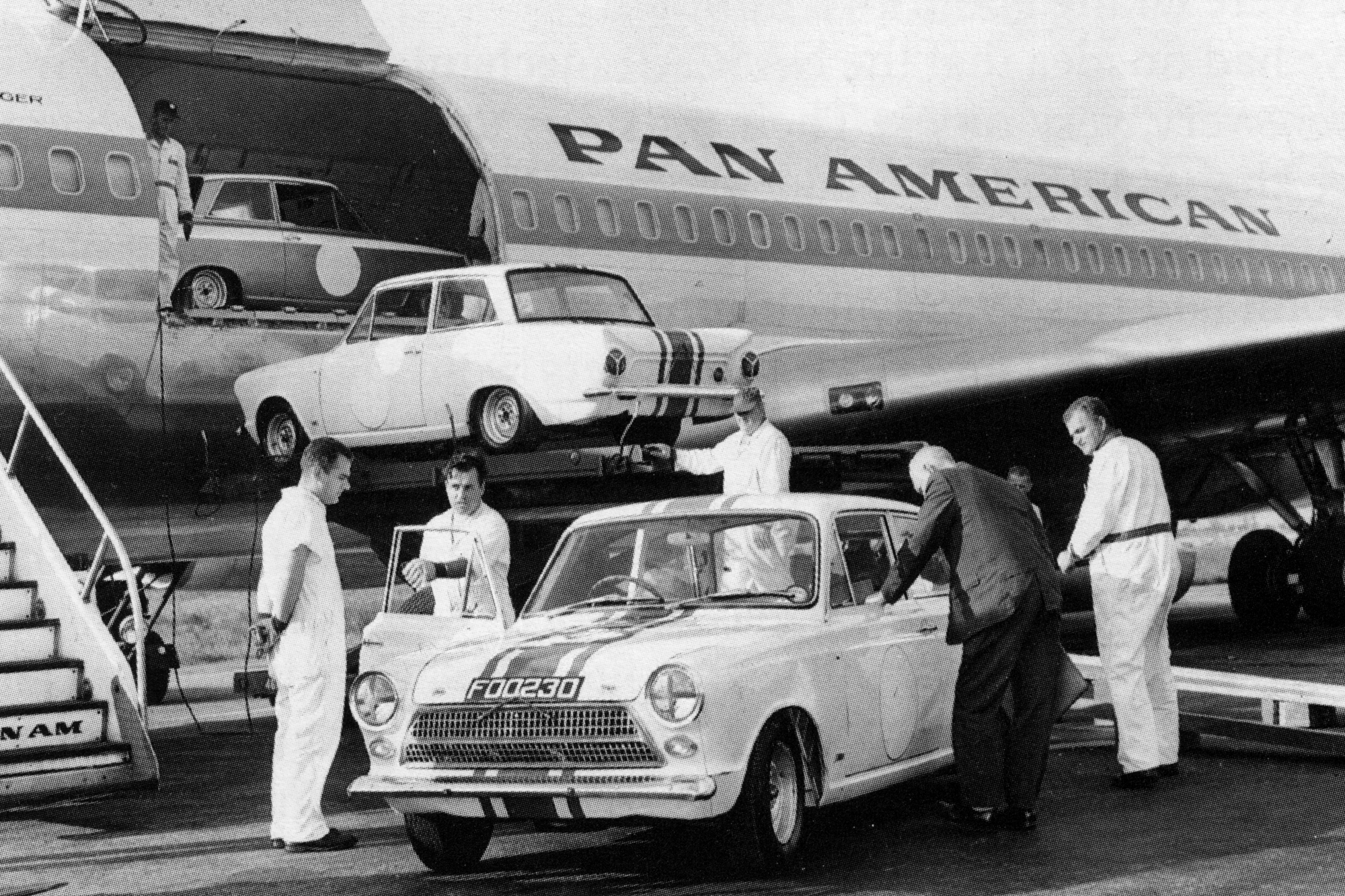 The team’s success led to an invitation from Ford in the USA to take part in the Marlboro 12Hrs race in August 1963. The Ford of Britain Cortinas of the Willment and Andrews teams finished first and second outright in the race, beating the Ford factory entered Falcons and gaining the attention of the top brass.